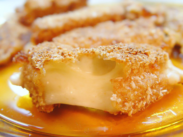 Жареный сыр с печеньем и татарским соусом