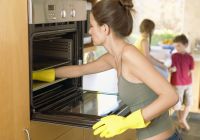 Как очистить духовку и поверхность плиты эффективно?